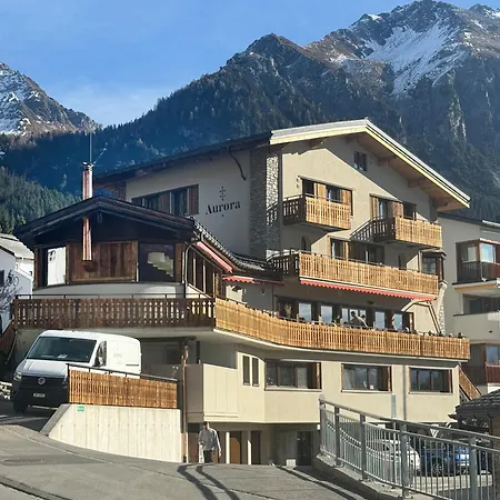 Stylish Aurora With Mountain Views Apartmán